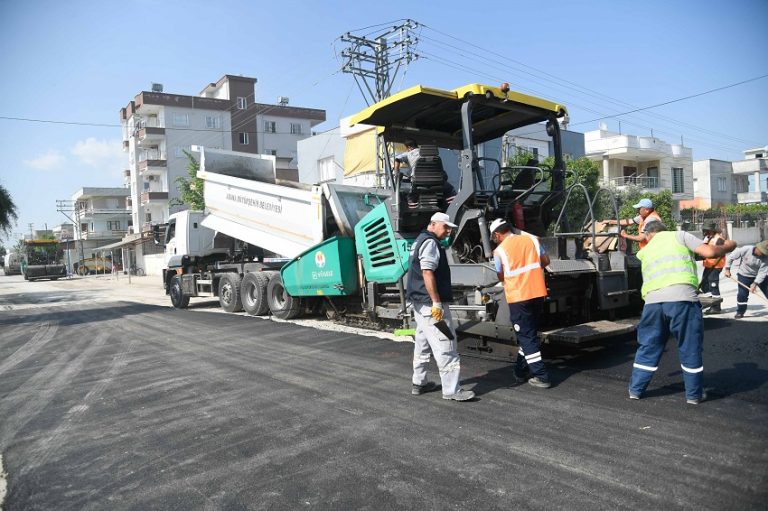 Susuzluk sorunu çözülen Ceyhan’da, asfalt problemi de ortadan kalkıyor