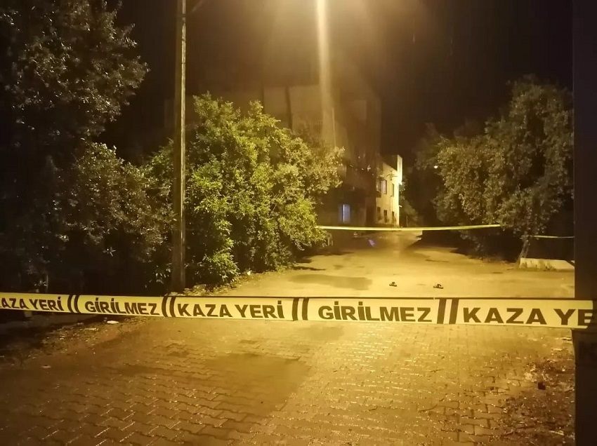 Adana’nın Kozan ilçesinde evinin önünde 1 kişi tüfekle vurularak öldürüldü.