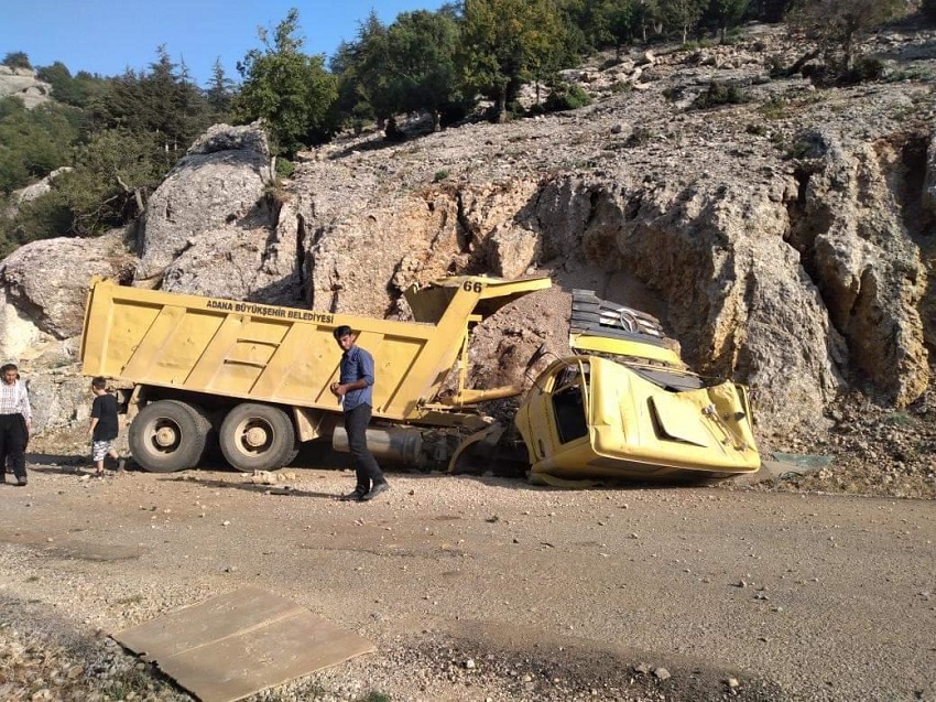 Büyükşehir Belediyesi Kamyonu Kaza Yaptı Sürücü Yaralandı
