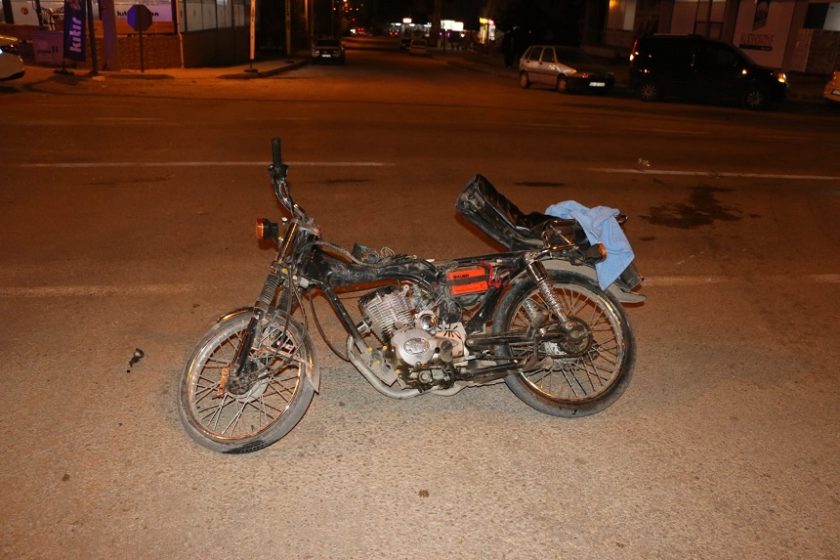 Kasksız Motor Sürücüsü Kamyona Çarptı 1 Kişi Ağır Yaralandı