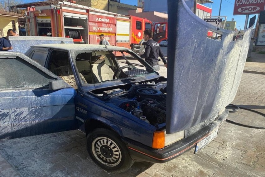 Park Halindeki Otomobil Alev Alarak Yandı İlçemiz Kozanda meydana gelen olayda park halinde olan otomobil alev alarak yandı.