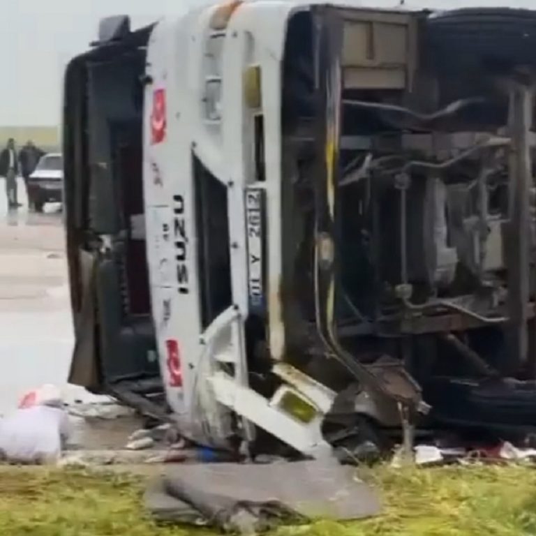 İmamoğlu’nda Tarım İşçilerini Taşıyan Minibüs Devrildi:2’si Ağır 9 Kişi Yaralandı