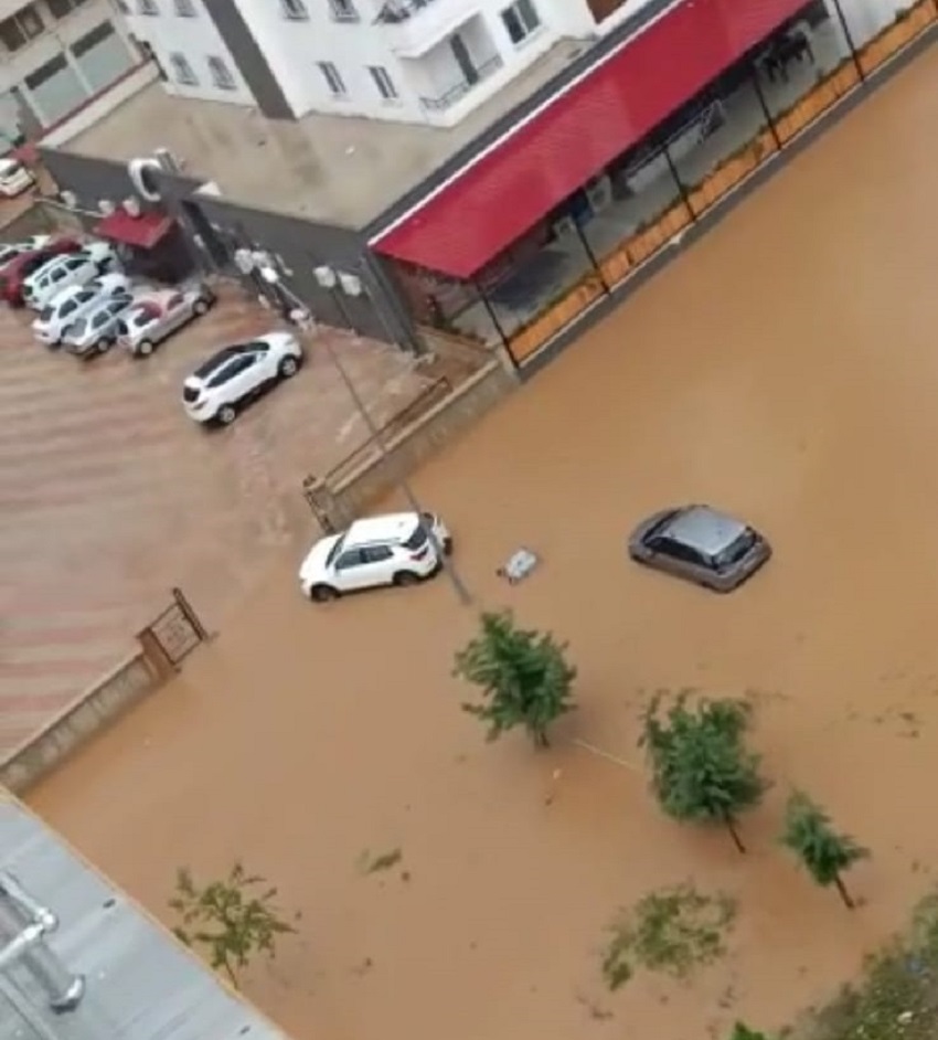 Kozan'da Şiddetli Sağanak Yağış