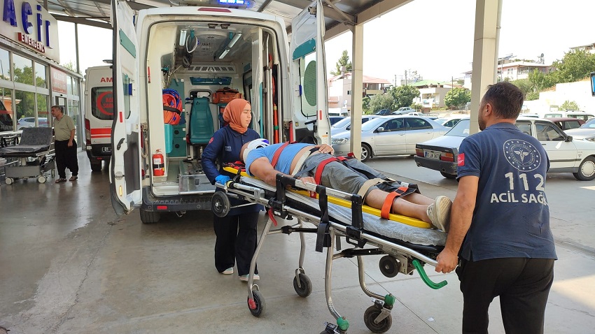 İlçemiz Kozan'da meydana gelen trafik kazasında 2 kişi yaralandı.

Kaza Varsaklar mahallesi adana yolu üzerinde meydana geldi. Sürücüsünün ismi öğrenilemeyen 01 APH 932 plakalı motosiklet ile 01 AJH 165 plakalı otomobil çarpıştı. Çarpışmanın etkisiyle motosiklet devrildi. Otomobil sürücüsü olay yerinden otomobili bırakıp kaçtı. Motosiklette bulunan Bülent Y. (36), Mehmet Batuhan M. (18) yaralandı. Yaralılara ilk müdahale olay yerine gelen sağlık ekipleri tarafından yapılırken Yaralılar ambulanslarla Kozan Devlet Hastanesi'ne kaldırılarak tedavi altına alındı. Polis kaza ile ilgili çalışma başlattı.