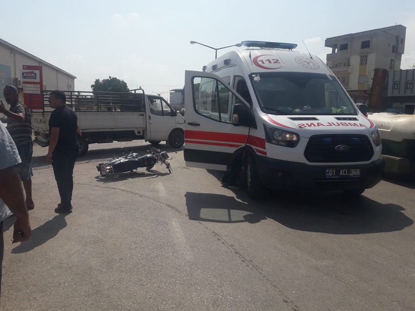 vİlçemiz Kozan'da meydana gelen trafik kazasında 2 kişi yaralandı.

Kaza Varsaklar mahallesi adana yolu üzerinde meydana geldi. Sürücüsünün ismi öğrenilemeyen 01 APH 932 plakalı motosiklet ile 01 AJH 165 plakalı otomobil çarpıştı. Çarpışmanın etkisiyle motosiklet devrildi. Otomobil sürücüsü olay yerinden otomobili bırakıp kaçtı. Motosiklette bulunan Bülent Y. (36), Mehmet Batuhan M. (18) yaralandı. Yaralılara ilk müdahale olay yerine gelen sağlık ekipleri tarafından yapılırken Yaralılar ambulanslarla Kozan Devlet Hastanesi'ne kaldırılarak tedavi altına alındı. Polis kaza ile ilgili çalışma başlattı.