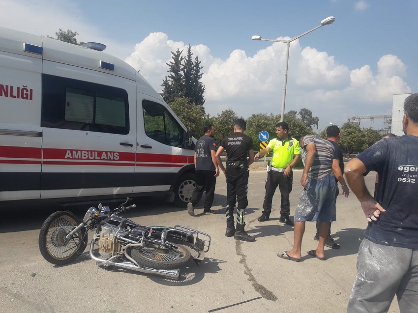 İlçemiz Kozan'da meydana gelen trafik kazasında 2 kişi yaralandı.

Kaza Varsaklar mahallesi adana yolu üzerinde meydana geldi. Sürücüsünün ismi öğrenilemeyen 01 APH 932 plakalı motosiklet ile 01 AJH 165 plakalı otomobil çarpıştı. Çarpışmanın etkisiyle motosiklet devrildi. Otomobil sürücüsü olay yerinden otomobili bırakıp kaçtı. Motosiklette bulunan Bülent Y. (36), Mehmet Batuhan M. (18) yaralandı. Yaralılara ilk müdahale olay yerine gelen sağlık ekipleri tarafından yapılırken Yaralılar ambulanslarla Kozan Devlet Hastanesi'ne kaldırılarak tedavi altına alındı. Polis kaza ile ilgili çalışma başlattı.