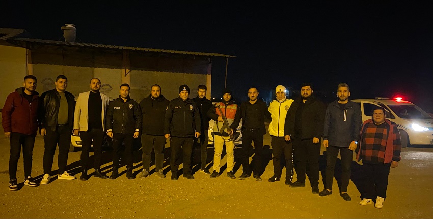 İlçemiz Kozan'da Kozan Ak Gençlik polis ekiplerine yeni yılda başarılar dileyerek baklava ikram etti