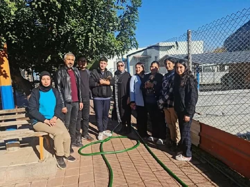 Kozan 50.yıl Şehit İbrahim Yüce Anadolu Lisesi Değerler Kulübü öğrencileri Kozan Belediyesi Hayvan Barınağını ziyaret etti.