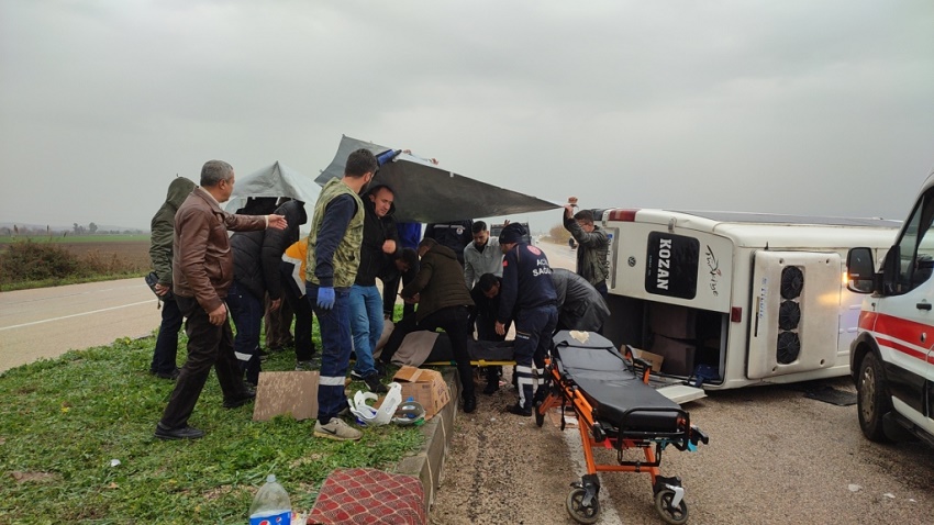 Kozan'da Midibüsün Devrilmesi Sonucu 8 Kişi Yaralandı