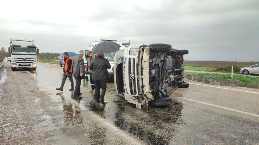 Kozan'da Midibüsün Devrilmesi Sonucu 8 Kişi Yaralandı