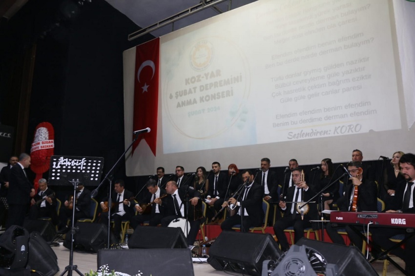 KOZYAR Kozan Arama Kurtarma ve İnsani Yardım Derneği tarafından organize edilen konserde, depremde hayatını kaybedenler için 