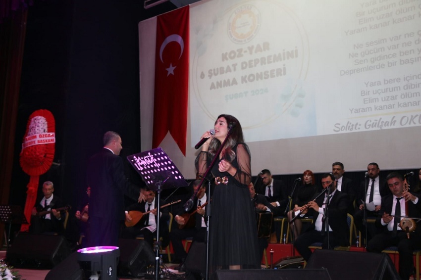 KOZYAR Kozan Arama Kurtarma ve İnsani Yardım Derneği tarafından organize edilen konserde, depremde hayatını kaybedenler için 