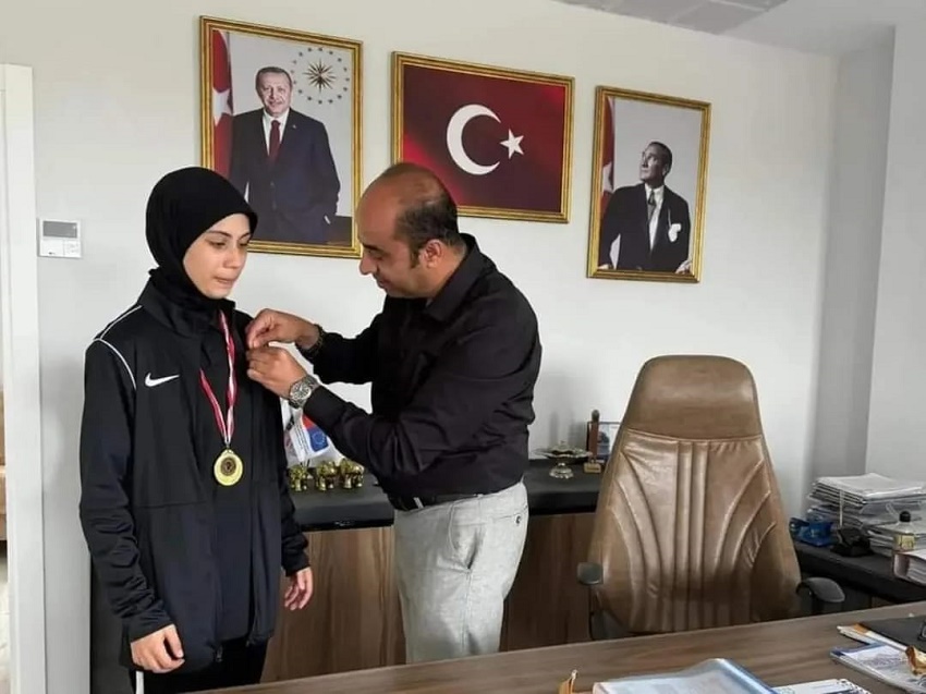 Kozan OSB Müdürü Aydın Azra Nur Çetin ve Fatih Öztürk'ü Ödüllendirdi