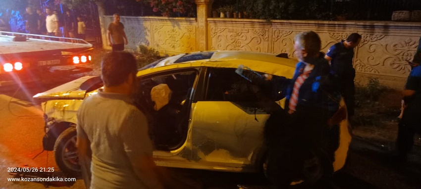 Kozan'da Park Halindeki Otomobile Çarpan Araçtaki İki Kişi Yaralandı