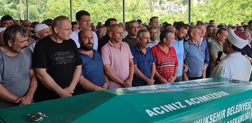 Adana'da Göle Otomobiliyle Düşerek Vefat Eden Aile Toprağa Verildi