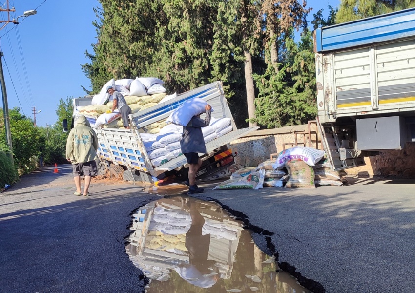 Su Patlağından Dolayı Çöken Yola  Kamyon Saplandı