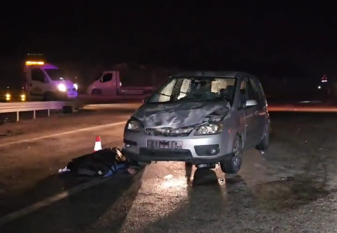 Kozan Adana yolu trafik kazası 1 kişi hayatını kaybetti

Adana - Kozan Karayolunda Meydana Gelen Kazada Bir Kişi Öldü, 3 Kişi Yaralandı

Kaza dün akşam Kozan Adana kara yolu Kılıçlı mevkiinde meydana geldi. Kazada 55 yaşındaki Cevriye Yıldırım hayatını kaybetti. 3 kişi yaralandı.

Edinilen bilgiye göre; saat 22.30 sularında Sarıçam ilçesi Adana-Kozan Karayolu üzerinde sürücüsünün ismi öğrenilemeyen 01 EG 056 plakalı otomobil yağmurlu hava nedeniyle kayganlaşan yolda kontrolden çıkıp yolun sağındaki çelik bariyerlere çarptı. Kazayı fark edip, duran Mehmet Yıldırım idaresindeki 01 AUH 515 plakalı motosiklete arkadan gelen M.K. yönetimindeki 01 VK 404 plakalı otomobil çarptı. İhbar üzerine kaza yerine sağlık ve jandarma ekipleri sevk edildi. Sağlık ekibinin yaptığı kontrolde motosiklette yolcu konumunda bulunan Cevriye Yıldırım'ın hayatını kaybettiği belirlendi. 
Kazada yaralanan aralarında motosiklet sürücüsünün de bulunduğu 3 kişi, ambulanslarla kentteki hastanelere kaldırıldı. Tedaviye alınan yaralılardan motosiklet sürücüsü Yıldırım'ın hayati tehlikesinin bulunduğu öğrenildi.