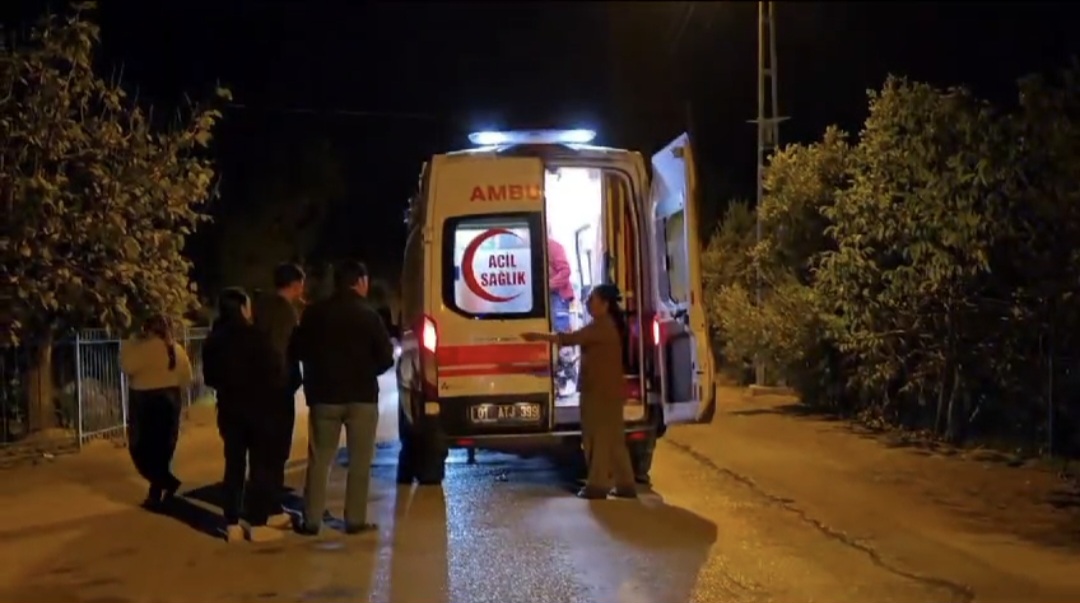 Kozan'da elektrikli sobadan kaynaklı ev yangını meydana geldi.
Olay Merkez Bağlar Mahallesi Kanal Sokak üzerinde bulunan Dursun Y. Ait iki katlı evin altında bulunan oğlu Ersin Y. 'nin kaldığı katta  21.15 saatlerinde televizyonun patlaması sonucunda yangın çıktı. Haber verilmesi üzerine Adana Büyükşehir Belediyesi İtfaiye ekipleri sevk edildi. İtfaiye ekipleri tarafından yapılan müdahaleler sonucunda yangın kontrol altına alınarak söndürüldü. Yangına müdahale eden ikamet sahibi Ersin Y. (34) Dumandan etkilendi. Dumandan etkilenen Ersin Y. Ambulansla Kozan Devlet Hastanesi'ne kaldırılarak tedavi altına alındı. Dumandan etkilenen vatandaşın durumunun iyi olduğu öğrenilirken yangının çıkış sebebinin televizyon altında bulunan elektrikli sobanın ısıtması sonrası televizyonun patlamasından kaynaklandığı belirlendi.