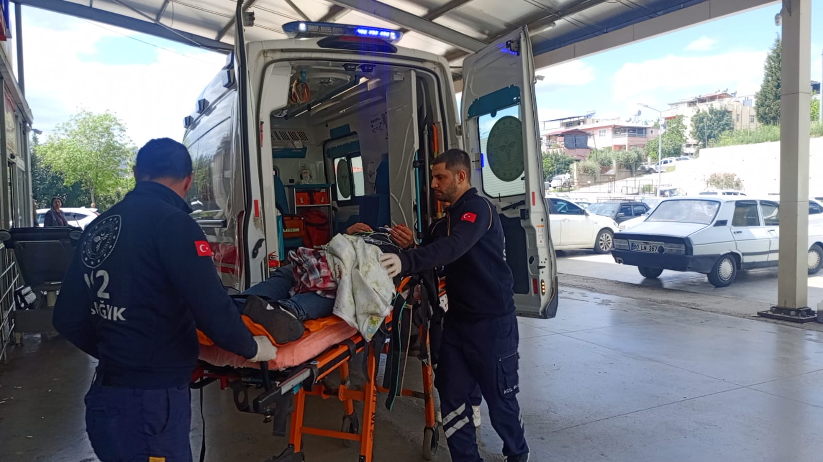 Kozan’da Motosiklet Traktöre Çarptı 1 Kişi Yaralandı