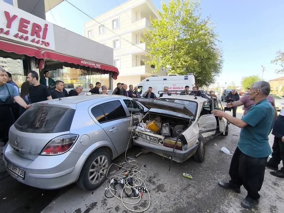 Kozanda Trafik Kazası 2 Yaralı Kozanda Trafik Kazası 2 Yaralı