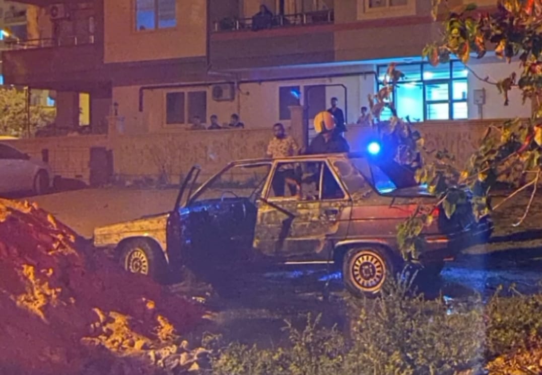 Kozan’da Park Halindeki Otomobil Alev Alev Yandı
