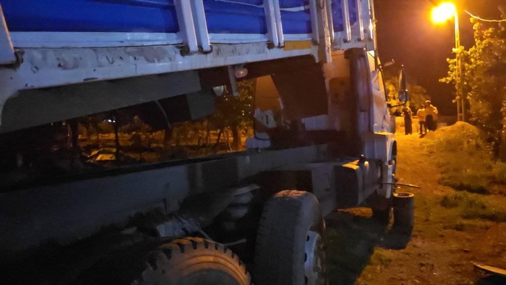 Kozan’da Kamyon Tamiri Sırasında Talihsiz Kaza: Vatandaş Yaralandı Kozan’da Kamyon Tamiri Sırasında Talihsiz Kaza: Vatandaş Yaralandı