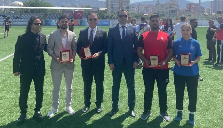 Kozan Ticaret Odası Başkanı Mustafa Kandemir’e Spora Katkılarından Dolayı Plaket