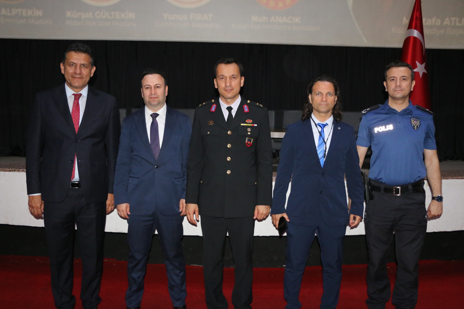 GENÇLİĞİN ABİSİ BAŞKAN ATLI'DAN SEFO MÜJDESİ!

Kozan Belediye Başkanı Mustafa Atlı, “Gençliğin abisi” mottosuyla çıktığı yolda gençlerin her zaman yanında olmaya devam ediyor. Gençlerden gelen hiçbir talebi geri çevirmeyen Başkan Atlı, geçtiğimiz günlerde Kozan Belediyesi Sinema Salonu’nda düzenlenen gençlik buluşmasında, Cumhuriyet Başsavcısı Yunus Fırat, İlçe Emniyet Müdürü Fatih Alptekin, İlçe Jandarma Komutanı Nuh Anacık, İlçe Gençlik ve Spor Müdürü Kürşat Gültekin ile birlikte yine gönülleri fethetti.

Samimi bir ortamda gerçekleşen buluşmada gençleri dikkatle dinleyen Başkan Atlı, onların fikir ve görüşlerine büyük önem verdi. Etkinlik öncesinde gençlere dağıtılan ankette, 2 Haziran Kurtuluş Bayramı’nda sahne alması istenen sanatçılar soruldu. Anket sonuçlarına göre gençlerin tercihi açık ara Sefo oldu.

Başkan Atlı ise bu isteğe kayıtsız kalmadı. Gençlerin taleplerine kulak vererek 2 Haziran Kurtuluş Bayramı’nda sahneye Sefo’nun çıkacağını müjdeledi. Bu haber gençler arasında büyük heyecan yaratırken, Kozan’da bayram coşkusunun bu yıl bambaşka bir havada geçmesi bekleniyor.

Buluşmada gençlere Sefo konserinin yanı sıra yeni müjdeler de verildi. Gençlerin tarih bilincini güçlendirmek amacıyla düzenlenecek Çanakkale gezisi, Kültür ve Turizm Bakanlığı tarafından yapılacak olan, yeri Kozan Belediyesi tarafından temin edilen yeni ve modern bir kütüphane, ayrıca yeni eğitim döneminde hizmete girecek olan, eski belediye binasında oluşturulan etüt merkezi müjdeleri de gençlere sunuldu.

Gençliğe verdiği değer ve gösterdiği yakın ilgiyle dikkat çeken Mustafa Atlı, “Gençler bu şehrin yarını değil, bugünü. Onların fikirleriyle yol yürümek bizim için kıymetli. Kozan’da gençlerin sesi her zaman yankı bulacak” ifadelerini kullandı.

#KozanBelediyesi #MustafaAtlı #GençliğinAbisi #SefoKozan’da #2HaziranKutlaması #ÇanakkaleGezisi #YeniKütüphane #EtütMerkezi