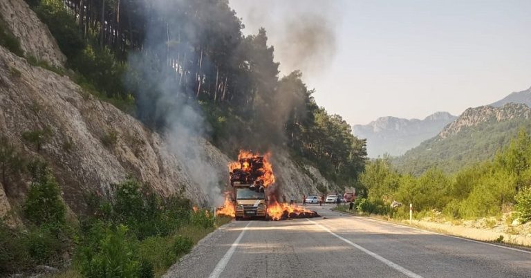 Suluhan Mevkii’nde Balya Yüklü Araç Alev Alev Yandı