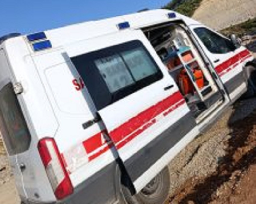 FEKE’DE GÖLET ŞANTİYESİNDE GÖÇÜK: 1 ÖLÜ, 1 YARALI