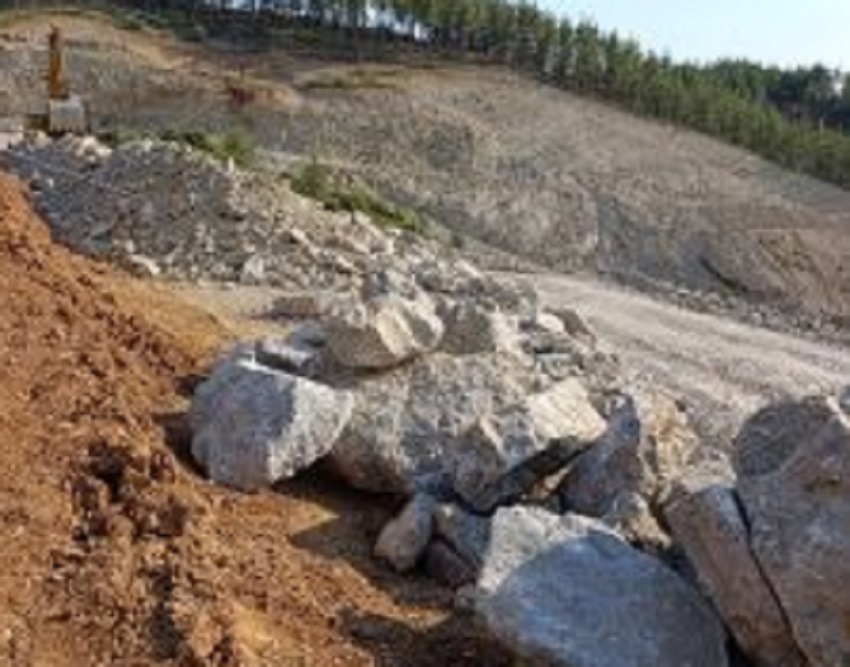 FEKE’DE GÖLET ŞANTİYESİNDE GÖÇÜK: 1 ÖLÜ, 1 YARALI