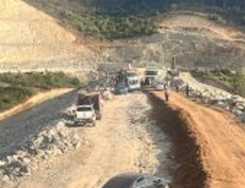FEKE’DE GÖLET ŞANTİYESİNDE GÖÇÜK: 1 ÖLÜ, 1 YARALI