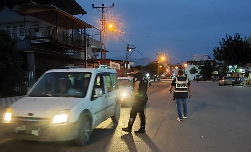 KOZAN’DA EMNİYETTEN SIKI DENETİM: 72 NOKTADA UYGULAMA, ARANAN ŞAHISLAR YAKALANDI