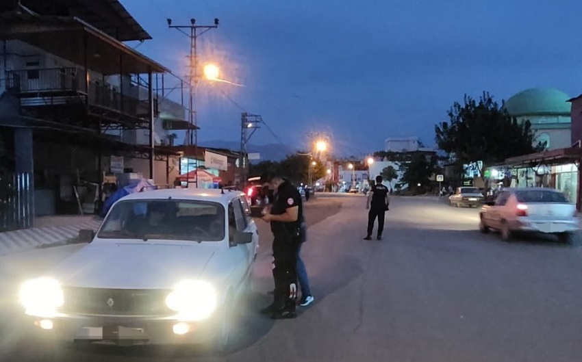 KOZAN’DA EMNİYETTEN SIKI DENETİM: 72 NOKTADA UYGULAMA, ARANAN ŞAHISLAR YAKALANDI