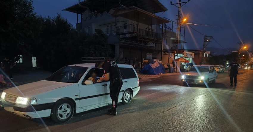 KOZAN’DA EMNİYETTEN SIKI DENETİM: 72 NOKTADA UYGULAMA, ARANAN ŞAHISLAR YAKALANDI