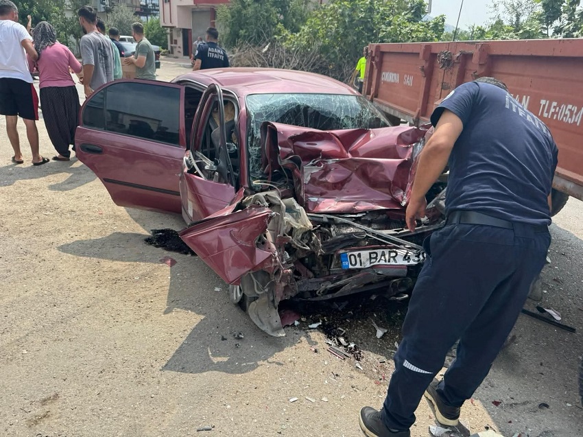 Kozan’da Feci Kaza: Otomobil Traktöre Çarptı, 2 Yaralı