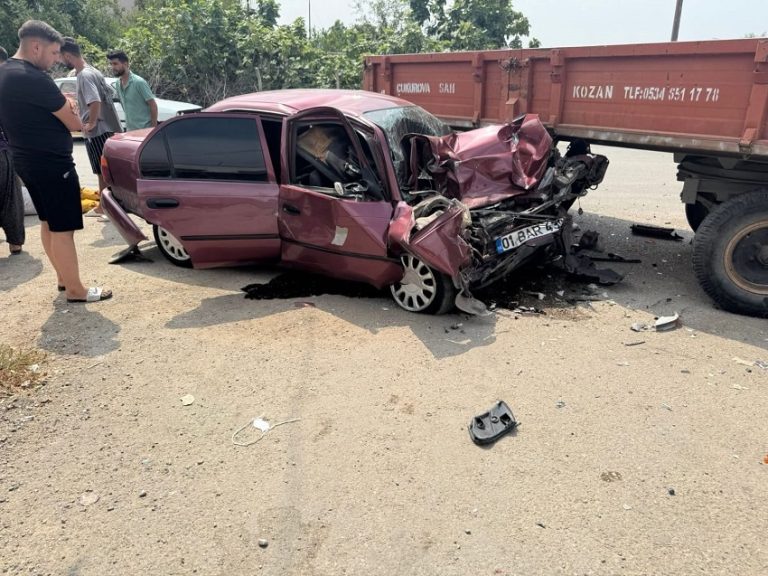 Kozan’da Feci Kaza: Otomobil Traktöre Çarptı, 2 Yaralı