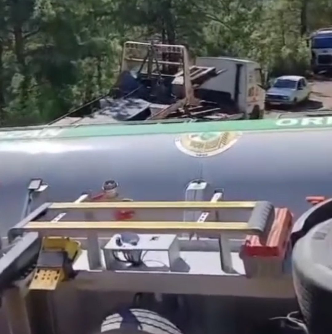 Kozan’da Orman İşletmesine Ait Su Tankeri Devrildi

Adana’nın Kozan ilçesinde, Savruk yolu üzerinde Orman İşletmesine ait yangın söndürme tankerini çeken tırın kupasından ayrılan su tankeri devrildi.

Edinilen bilgilere göre, yangın söndürme çalışmalarından dönen araç dönüş yolunda kaza yaptı. Tankerin tırdan ayrılarak devrilmesi sonucu bölgede kısa süreli trafik aksaması yaşandı.

Kazada sürücünün sağlık durumunun iyi olduğu öğrenilirken, araçta maddi hasar meydana geldi.

Olayla ilgili jandarma ekipleri tarafından inceleme başlatıldı.