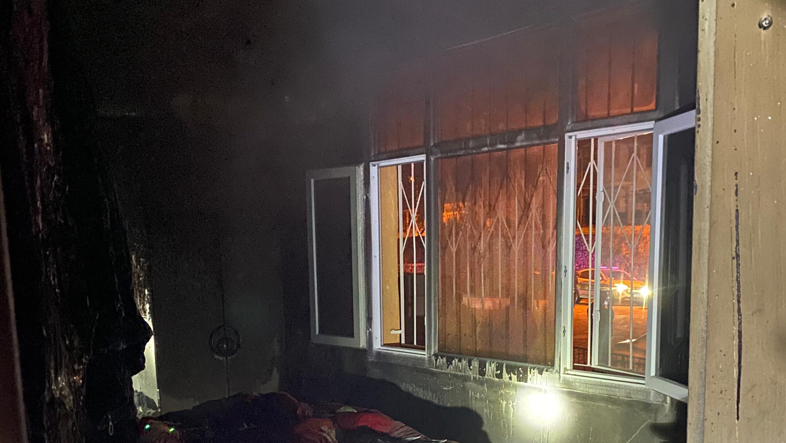 Feke’de Ev Yangını: Elektrik Kontağından Çıkan Alevler Evi Kullanılamaz Hale Getirdi