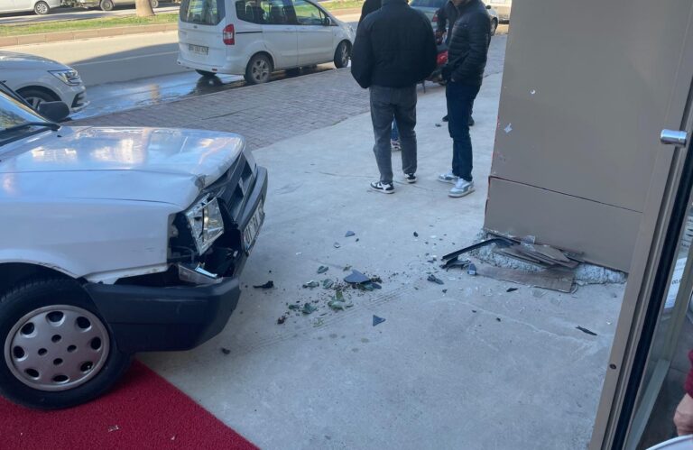 Kozan’da Dikkatsiz Sürücü Reklam Panosuna Çarptı