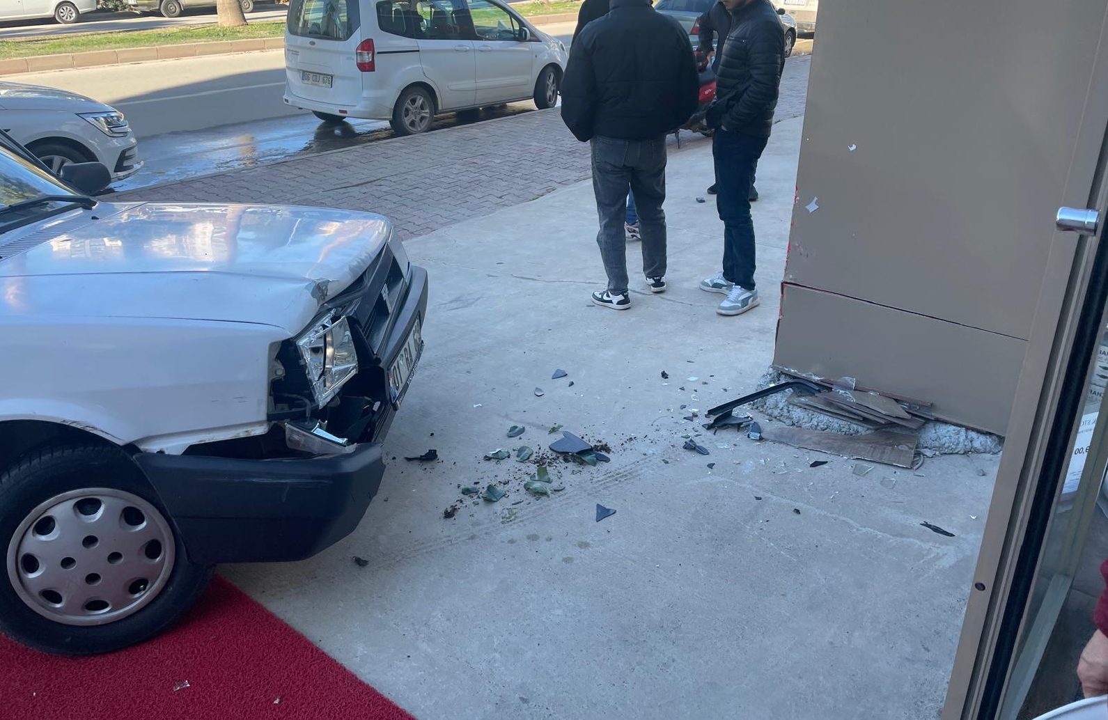 Kozan’da Dikkatsiz Sürücü Reklam Panosuna Çarptı