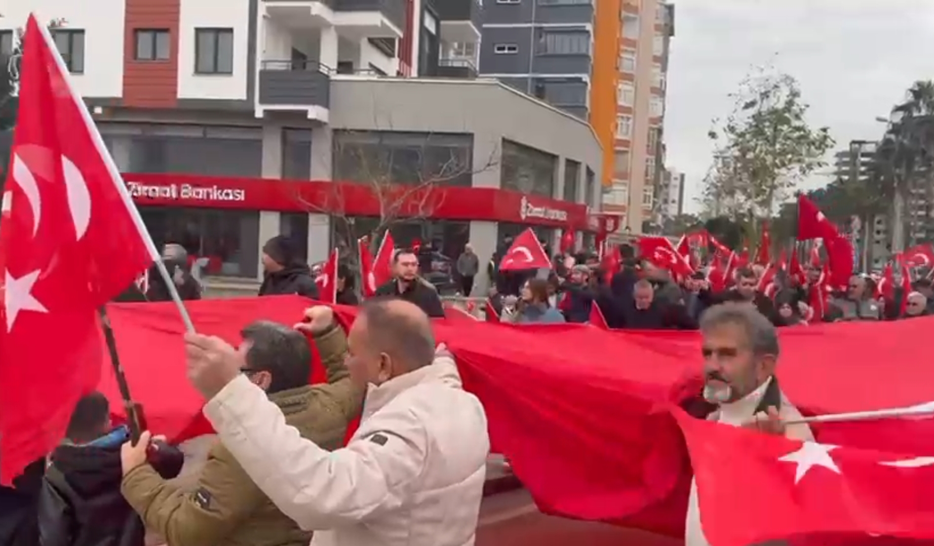 KOZAN’DAN BAYRAĞA UZANAN ELLERE TEK YÜREK TEPKİ