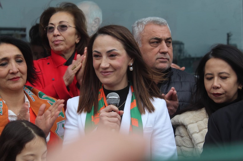 Kozan'ın İlk Kadın Belediye Başkan Adayı Halkla Buluştu