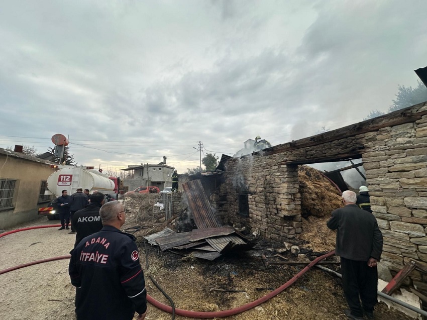 İlçemiz Kozan'a bağlı Yüksekören Mahallesiʼnde bulunan bir samanlıkta yangın çıktı. Hatice Kürtünʼe ait samanlıkta henüz bilinmeyen bir nedenle başlayan yangın, kısa sürede büyüyerek samanları alevler içinde bıraktı. Çevredekilerin ihbarı üzerine olay yerine sevk edilen Adana Büyükşehir Belediyesi İtfaiye Daire Başkanlığı ve AKOM ekipleri, yangına müdahale etti. Ekiplerin yoğun çabası sonucu yangın kontrol altına alınarak tamamen söndürüldü. Yangında can kaybı yaşanmazken, samanlıkta maddi hasar meydana geldi. Jandarma, yangının çıkış nedenini belirlemek için soruşturma başlattı. Olayla ilgili inceleme sürüyor.