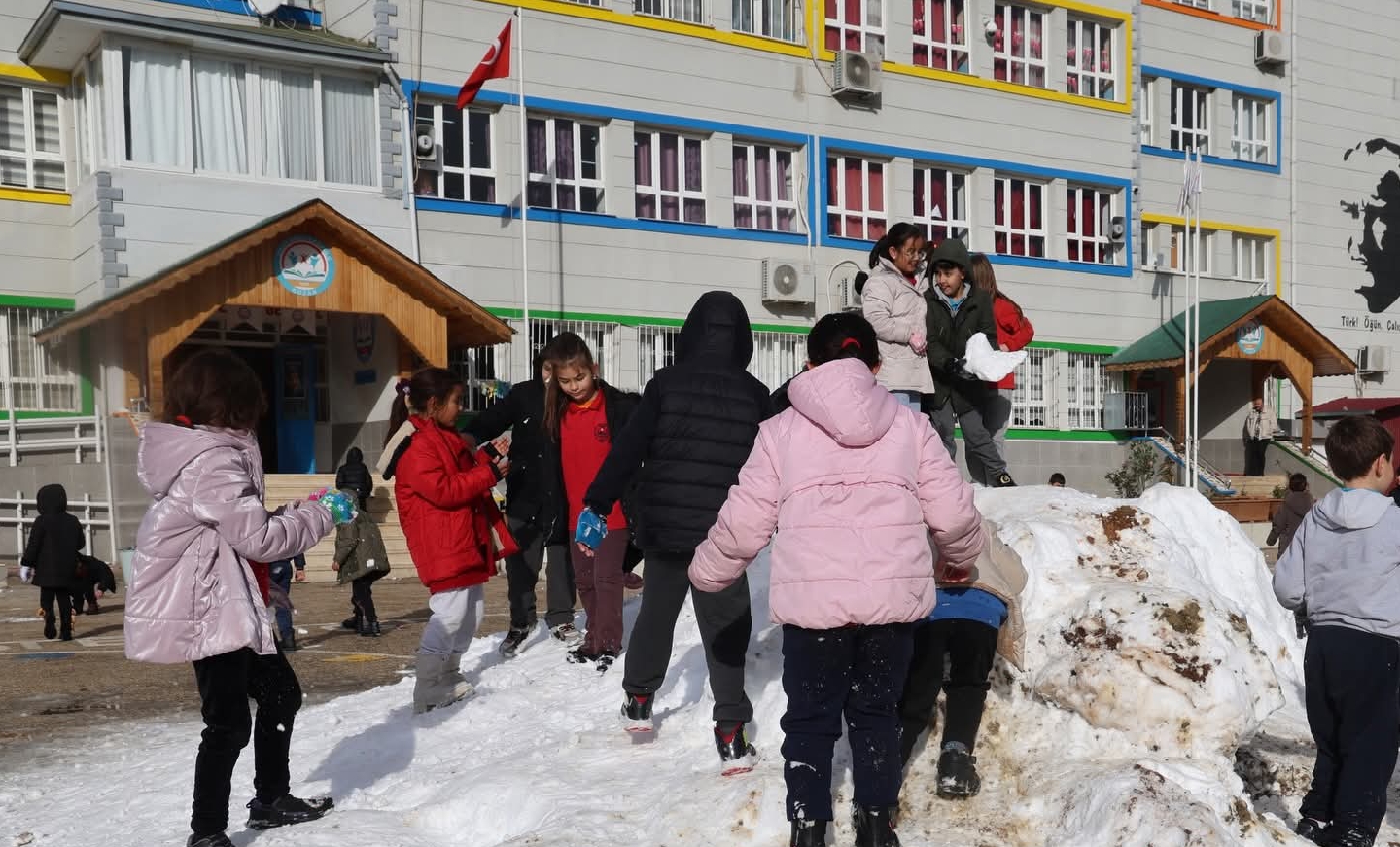 KOZAN’DA ÖĞRENCİLERE KAR SÜRPRİZİ: OKUL BAHÇESİ KAR ŞENLİĞİNE DÖNDÜ
