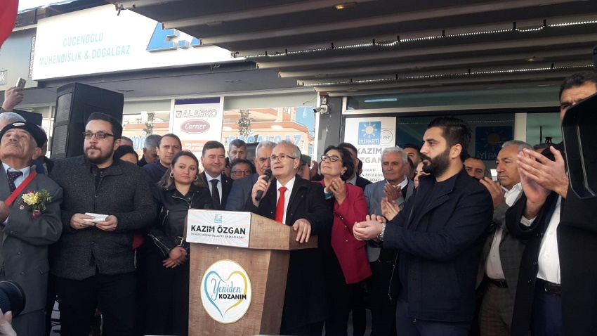 İyi Parti Kozan Belediye Başkan Adayı ve mevcut Belediye Başkanı Mimar Kazım Özgan, 31 Mart yerel seçimleri için hazırlıklarını sürdürüyor.

Kozan Belediye Başkanı Kazım Özgan, seçim çalışmalarına katkı sağlamak amacıyla seçim irtibat bürosunun açılışını gerçekleştirdi. Açılış törenine İyi Parti Adana Milletvekili ve Adana Büyükşehir Belediye Başkan Adayı Ayyüce Türkeş, il ve ilçe başkanları, parti üyeleri ve Kozanlılar yoğun ilgi gösterdi.
Kazım Özgan, törende yaptığı konuşmada geçmiş dönemde Kozan'a kazandırdığı önemli eserleri vurgulayarak, millet bahçesi, açık hava düğün salonu ve Muhsin Yazıcıoğlu Parkı gibi projelerle ilçeye değer kattığını ayrıca, köylerde kadınların ürettiği yerel ürünleri pazarlama projelerini hayata geçirmeyi planladığını dile getirdi.
Açılışta dikkat çeken açıklama ise HDP ile asla bir ittifakları olmayacağı yönündeydi. Ayrıca, Ankara'da Meral Akşener'den Kozan için büyük destek aldıklarını ifade eden Özgan, 31 Mart'ta Kozan'da zafer kazanacakları inancını vurguladı.
Adana Büyükşehir Belediye bAşkan Adayı Ayyüce Türkeş’de konuşmasında Adana'nın sorunlarına çözüm getirmek istediğini , tüm ilçelerde belediyeleri kazanmak için çalıştıklarını ve Kazım Özgan ile birlikte 31 Mart'ta Kozan'da zafer kazanacaklarına olan inançlarını söyledi.
Törenin ardından seçim irtibat bürosu resmi olarak hizmete girdi. Büro, Kozanlıların Kazım Özgan ile iletişim kurabilecekleri ve seçim çalışmaları hakkında bilgi alabilecekleri bir merkez olacak.