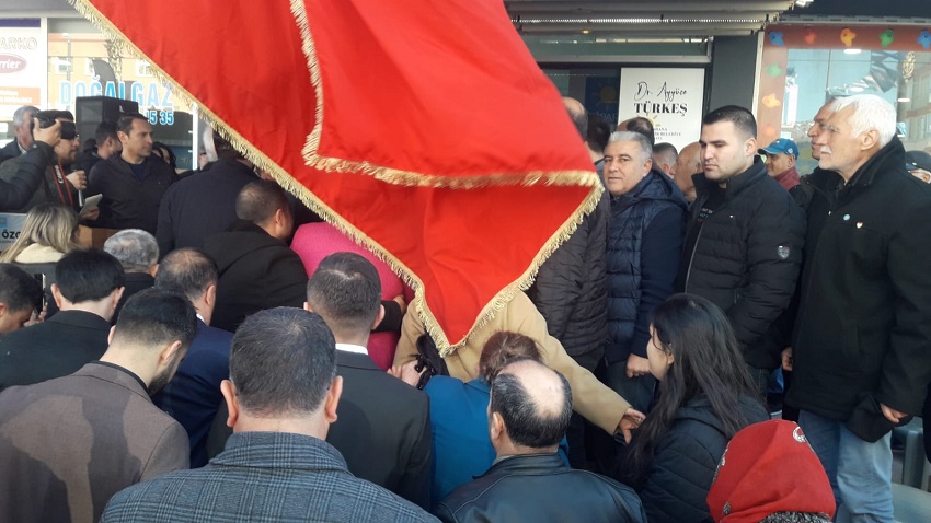 İyi Parti Kozan Belediye Başkan Adayı ve mevcut Belediye Başkanı Mimar Kazım Özgan, 31 Mart yerel seçimleri için hazırlıklarını sürdürüyor.

Kozan Belediye Başkanı Kazım Özgan, seçim çalışmalarına katkı sağlamak amacıyla seçim irtibat bürosunun açılışını gerçekleştirdi. Açılış törenine İyi Parti Adana Milletvekili ve Adana Büyükşehir Belediye Başkan Adayı Ayyüce Türkeş, il ve ilçe başkanları, parti üyeleri ve Kozanlılar yoğun ilgi gösterdi.
Kazım Özgan, törende yaptığı konuşmada geçmiş dönemde Kozan'a kazandırdığı önemli eserleri vurgulayarak, millet bahçesi, açık hava düğün salonu ve Muhsin Yazıcıoğlu Parkı gibi projelerle ilçeye değer kattığını ayrıca, köylerde kadınların ürettiği yerel ürünleri pazarlama projelerini hayata geçirmeyi planladığını dile getirdi.
Açılışta dikkat çeken açıklama ise HDP ile asla bir ittifakları olmayacağı yönündeydi. Ayrıca, Ankara'da Meral Akşener'den Kozan için büyük destek aldıklarını ifade eden Özgan, 31 Mart'ta Kozan'da zafer kazanacakları inancını vurguladı.
Adana Büyükşehir Belediye bAşkan Adayı Ayyüce Türkeş’de konuşmasında Adana'nın sorunlarına çözüm getirmek istediğini , tüm ilçelerde belediyeleri kazanmak için çalıştıklarını ve Kazım Özgan ile birlikte 31 Mart'ta Kozan'da zafer kazanacaklarına olan inançlarını söyledi.
Törenin ardından seçim irtibat bürosu resmi olarak hizmete girdi. Büro, Kozanlıların Kazım Özgan ile iletişim kurabilecekleri ve seçim çalışmaları hakkında bilgi alabilecekleri bir merkez olacak.