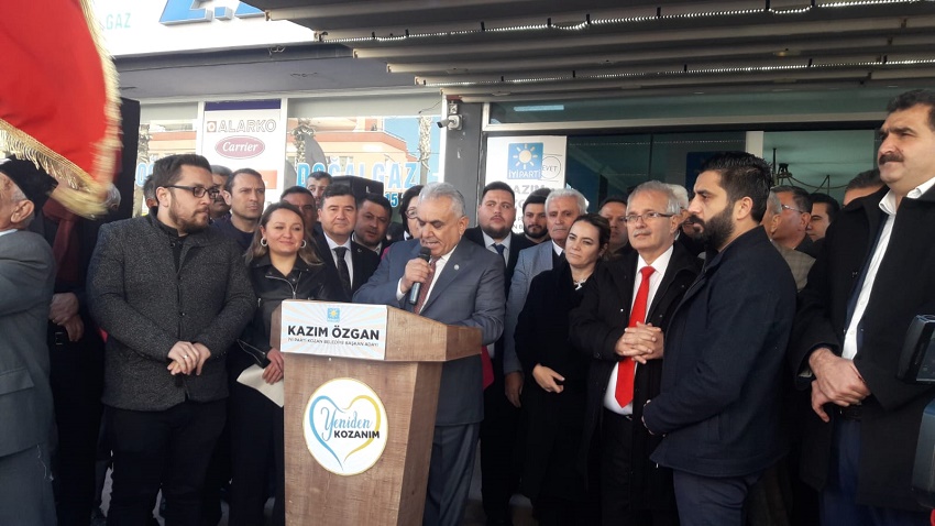İyi Parti Kozan Belediye Başkan Adayı ve mevcut Belediye Başkanı Mimar Kazım Özgan, 31 Mart yerel seçimleri için hazırlıklarını sürdürüyor. Kozan Belediye Başkanı Kazım Özgan, seçim çalışmalarına katkı sağlamak amacıyla seçim irtibat bürosunun açılışını gerçekleştirdi. Açılış törenine İyi Parti Adana Milletvekili ve Adana Büyükşehir Belediye Başkan Adayı Ayyüce Türkeş, il ve ilçe başkanları, parti üyeleri ve Kozanlılar yoğun ilgi gösterdi. Kazım Özgan, törende yaptığı konuşmada geçmiş dönemde Kozan'a kazandırdığı önemli eserleri vurgulayarak, millet bahçesi, açık hava düğün salonu ve Muhsin Yazıcıoğlu Parkı gibi projelerle ilçeye değer kattığını ayrıca, köylerde kadınların ürettiği yerel ürünleri pazarlama projelerini hayata geçirmeyi planladığını dile getirdi. Açılışta dikkat çeken açıklama ise HDP ile asla bir ittifakları olmayacağı yönündeydi. Ayrıca, Ankara'da Meral Akşener'den Kozan için büyük destek aldıklarını ifade eden Özgan, 31 Mart'ta Kozan'da zafer kazanacakları inancını vurguladı. Adana Büyükşehir Belediye bAşkan Adayı Ayyüce Türkeş’de konuşmasında Adana'nın sorunlarına çözüm getirmek istediğini , tüm ilçelerde belediyeleri kazanmak için çalıştıklarını ve Kazım Özgan ile birlikte 31 Mart'ta Kozan'da zafer kazanacaklarına olan inançlarını söyledi. Törenin ardından seçim irtibat bürosu resmi olarak hizmete girdi. Büro, Kozanlıların Kazım Özgan ile iletişim kurabilecekleri ve seçim çalışmaları hakkında bilgi alabilecekleri bir merkez olacak.