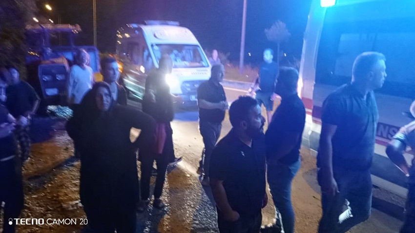 Kozan'da Park Halindeki Otomobile Çarpan Araçtaki İki Kişi Yaralandı