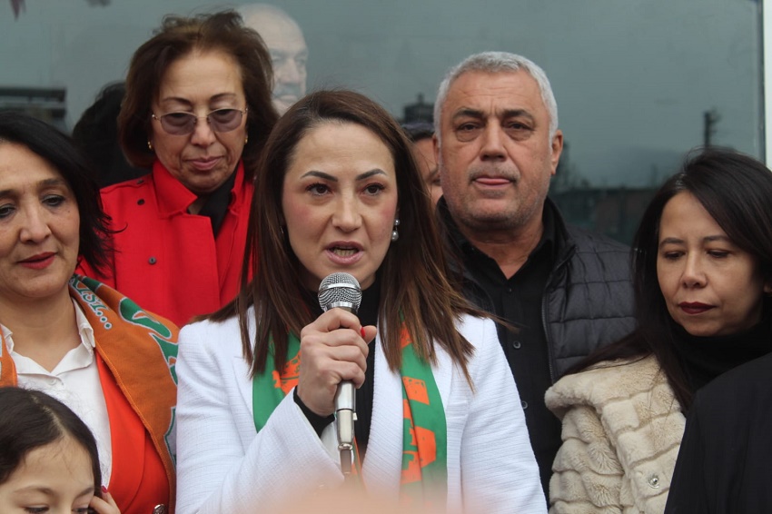 Kozan'ın İlk Kadın Belediye Başkan Adayı Halkla Buluştu